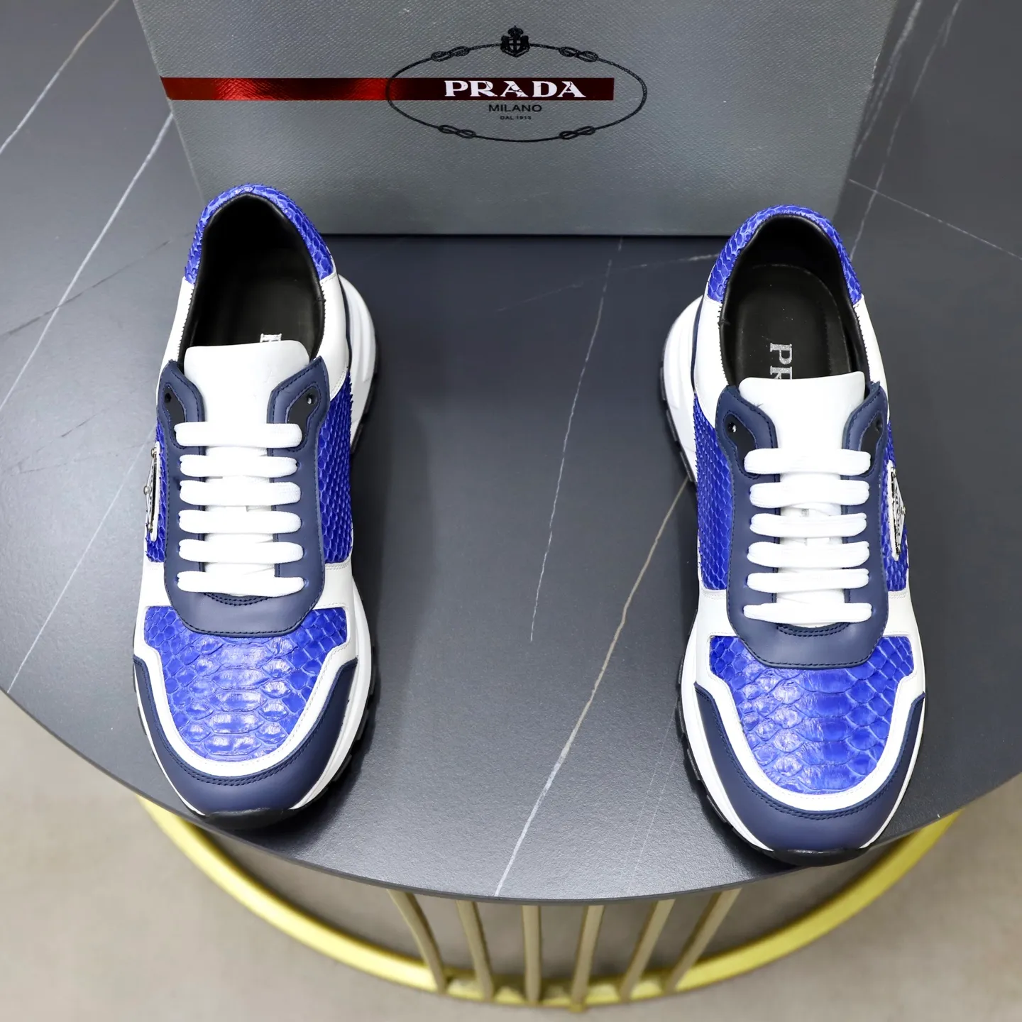 Factory price: 600💰Cow leather lining Brand: PRADA (Prada) Standard code: Men's size 38/44 (45 can be customized) Grade: Same as the official website Material: Original cowhide splicing imported cowhide lining Original combination two-color wear-resistant soft outsole Style category: Leisure and sports version Young fashion European and American trend British style Color: Real picture color